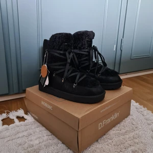 D. Franklin boots NYA - Helt nya boots från d. Franklin som är slutsålda. Skönaste och mysigaste skorna men för små för mig tyvärr. Storlek 37, True to size, brukar vanligtvis ha 38. 600kr plus frakt efter överenskommelse, postnord eller db beroende på vad köparen önskar😊
