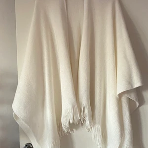 Poncho. Stl Xxl Xxl .  - Bild 1 nyskick 100kr+fraktkostnad 66kr spårbart postnord, Bild 2. 70kr+fraktkostnad 66kr. Bild 3 70kr +fraktkostnad 66kr. Skicka medellande vid intresse.  . 