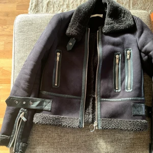 Jacka Zara - Skit snygg jacka köpt på Plick ett tag sen men i bra skick! Har ej kommit till användning, skriv för fler bilder💞