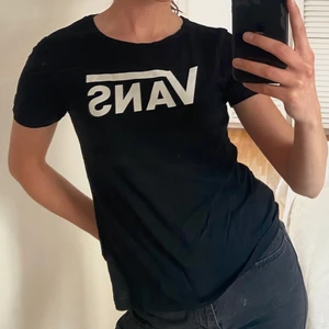 vans t-shirt i storlek S  - basic och snygg svart t-shirt från vans med stor logga. normalt använd och i fint skick. 