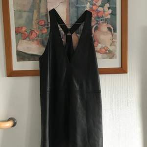 Hängselklänning i läder från tiger of Sweden. Superfint skick knappt använd. Storlek 38 men jag som 36 har använt med en nice oversized passform.