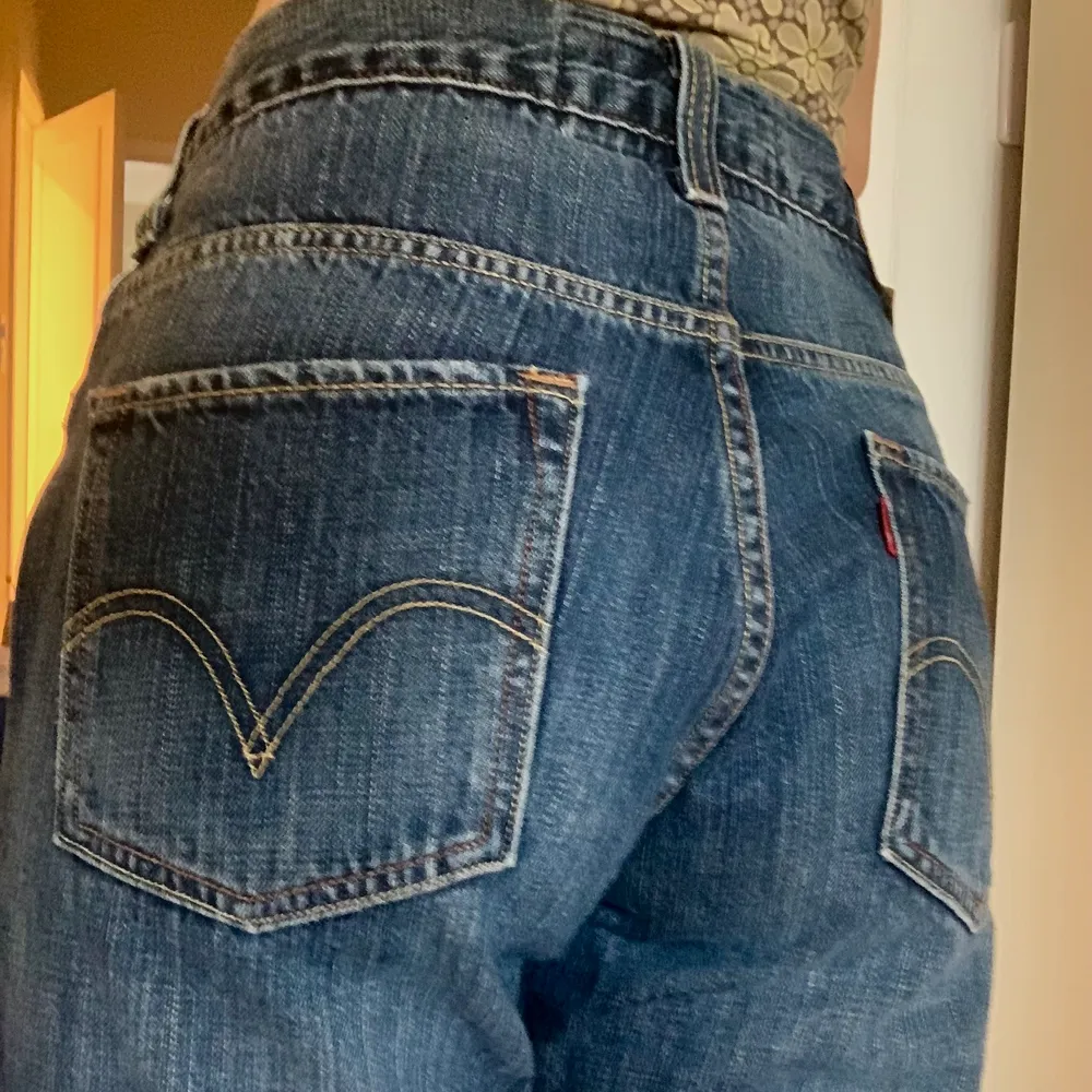 Jeans från levis som jag sytt in själv i midjan, säljer då de är långa på mig som är 160cm. Superfina o härliga🌸 skriv för fler bilder!. Jeans & Byxor.