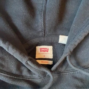 Levi’s Hoodie - Säljer min svarta Levi’s Hoodie eftersom den är för liten för mig. Relaxed fit. Storlek S. Knappt använd