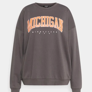 Sweatshirt  - En fin sweatshirt i grå/brun färg. Den är knappt använd och alltså i nyskick. Skriv vid fler bilder🤩