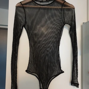 Nätbody från Bikbok strl M - Svart nät-body från BikBok. Storlek M. Använd fåtal gånger 