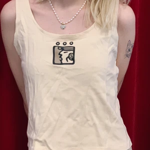 Linne med tryck - Supergulligt linne med tryck!   - Just nu behöver vi i klass 19b från Rytmus Göteborg samla in pengar till vår klasskassa! Vi vill inte att någon ska missa något av studentens roligheter på grund av att alla inte har råd med alla kostnader som ingår. Så vi säljer nu en massa kläder! Fler plagg kommer så kan småningom! Är du intresserad av just detta plagg? Eller har du några frågor? Tveka inte om att höra av dig!