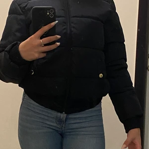 Skit snygg jacka - En jätte fin jacka som jag aldrig hittat en bra tillfälle att ha på mig den på den är bara änvänd 2 gånger och är helt ny❤️