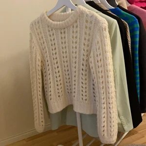 Stickad tröja - En superfin stickad tröja från bikbok. Den är knappt använd och perfekt att ha över klänningar då den är lite ”hålig”. Sista bilden är lånad för att visa hur det ser ut med klänning under. 