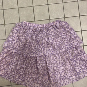 Blommig kjol i storlek 36 - Säljer denna fina kjol, oanvänd, passar i storleken. Men kommer tyvärr inte i användning 