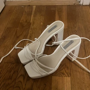 Vita klackar  - Vita klackar från Nelly som är använda 1 gång då de är lite för stora framtill 