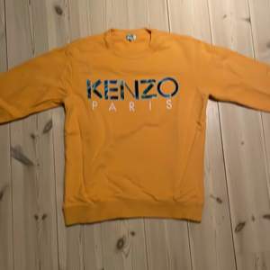 Kenzo sweatshirt i storlek S. Jättebra skick, sällan använd. Nypris 2229kr. Köpt på nk herrtrend i Stockholm. Säker den för 900