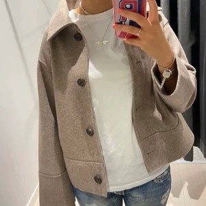 Kappahl kappa - Säljer denna snygga Kappahl kappan (lånade bilder). Super fin till våren. Aldrig använd. Storlek M men lite oversized. Kan skicka fler bilder på jackan om någon önskar de. Köpt för cirka 700kr.