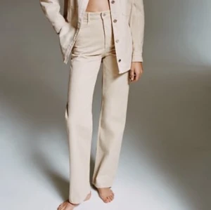 Zara jeans - Beige/vita zara jeans i storlek 34