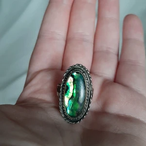 Ring med kristall - Vet inte material! Skulle behövas putsas upp litegrann. Passar alla storlekar eftersom den är reglerbar.