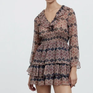 Zara klänning - Säljer den här fina slutsålda zara klänningen då jag råka beställa fel storlek💞 Köpt för 399kr. Aldrig använd, bara testad (alla lappar kvar)💞 Kom privat om ni vill ha fler bilder. ❗️pris kan diskuteras❗️