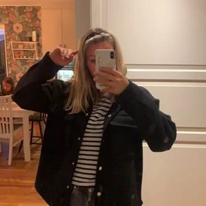 Svart kappa - Säljer min svarta kappa från Ginatricot då jag köpt en ny, jättefin o inga defekter alls. Nypris 499 kr. Buda privat 💕💕