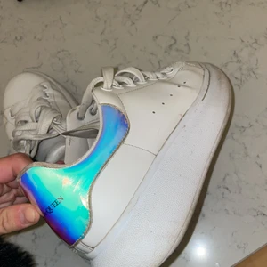 Alexander McQueen skor  - säljer mina Alexander McQueen skor i st 39 i holografic. Går nästan inte att få tag på i begagnat. Sjukt, sjukt fina i skicket. Har endast gått av lite i tyget där man sätter foten men absolut inget man ser när man har på sig skorna. Älskar dessa skorna såå mycket men får ingen användning av de längre. Har även kvar dustbag. Skriv vid intresse. Nypris 4700