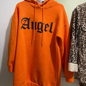 Tröja  - Jag säljer denna tröja för att den inte passar mig. Den är oanvänd och kommer i bra skick! 