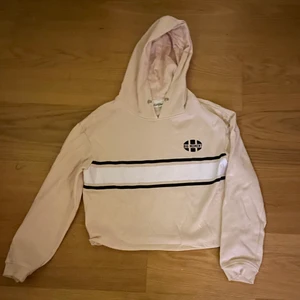 Huvtröja  - En rosa huvtröja i fint skick. Hör gärna av dig om du har frågor. Den är liten i storleken. 40kr +frakt 