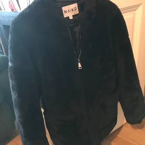 ”Päls” jacka - mysig! - Super mysig jacka med ”päls” eller Teddy material. Se bild nr 2 om defekt! Ena fickan behöver lagas - kan förekomma katthår. Frakt tillkommer 