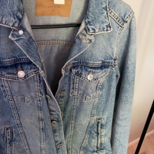 Denim jacket - Superfin denimjacket från Hm✨ Jackan är i storlek 38 men är lite åt oversized så kan säkert passa någon storlek större. Tyvärr finns prislappen ej kvar men jackan har aldrig blivit använd så är i prefekt skick!🤩 Säljer jackan för 150kr! Rena kapet✨