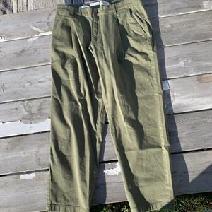 Gröna jack&jones Chinos (33/32) - Väldigt snygga loose fit chinos. Aldrig använda, lappen sitter kvar. Dom var för korta för mig och kunde inte lämna tillbaka dom. Jag är 178cm lång. Nypris 500kr. Köparen står för frakt.