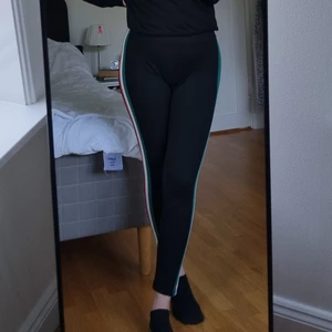 Ginatricot leggings  - Ett par svarta byxor i leggings material med coola detaljer på sidorna. Jag är 173 för referens på längden med byxorna