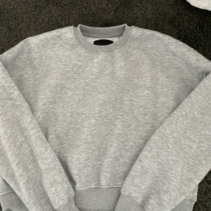 Grå sweatshirt  - En super fin och enkel grå tröja! Från lager 157, storlek xs-s. Passar super bra till allt. Säljer då den bara ligger i garderoben och inte kommer till användning. Den är knappt använd och i super fint skick! Som ny!