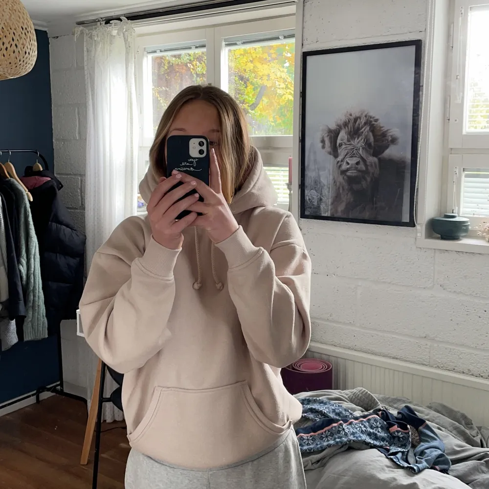 Mysig, beige hoodie från Bikbok i storlek S. Nyskick! Väldigt fin och lätt att matcha till. Köparen betalar frakt. Hoodies.