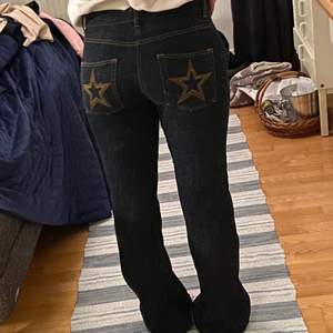 Ett par skit coola jeans från manavdelningen med stjärnor på rumpan. Dem är i storlek L men skulle säg att dem sitter som en storlek M. 