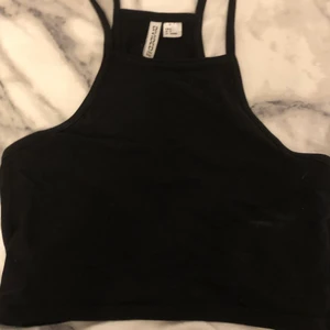 Croppad topp🪐 - Några fläckar, men tvättar såklart innan✨✨ skriv privat om du vill ha fler bilder💿