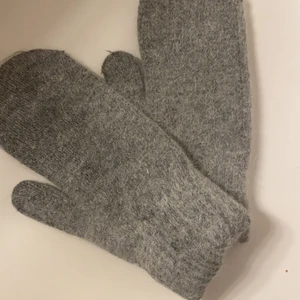 Gråa vantar - Oanvända, passar Onesize 