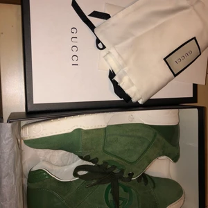 Gucci skor  - Äkta gucci skor, låda och dustbag medföljer, dem är lite smutsiga eftersom att dem är använda men en tvätt med trasa så är dem som nya, inga hål eller så heller. Pris kan diskuteras vid snabb affär. 