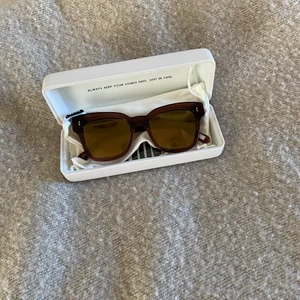 Chimi Solglasögon  - Säljer mina chimisolglasögon i färgen Coco och modellen 005, som längre inte produceras. Dem är väldigt sparsamt använda och i gott skick. Säljer pga att de inte kommer till användning längre. Fraktkostnad tillkommer om annat inte är överenskommet. 