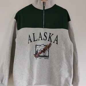 Mysig tröja - Den är varm och går upp i halsen. Har även ett mjukt lite fleecigt foder på insidan. Den är oversize i storleken men väldigt bekväm att  bara chilla i ❤️