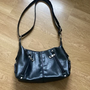 väska  - Väska i fejkläder. Minns ej var den är köpt. Gott skick. 