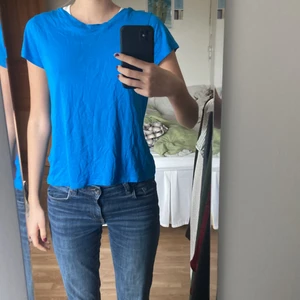 t-shirt strl S - Basic blå t-shirt från HM. Gott skick. 