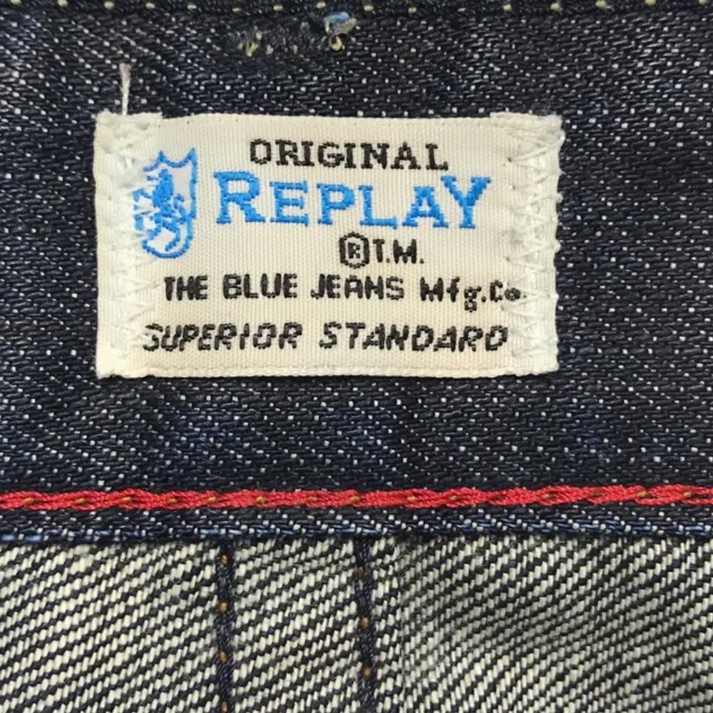 Säljer dessa otroliga jeans från märket REPLAY. Så snygga!! Lågmidjade, mörkblå och najs passform. Lite slitna längst ner men det syns knappt. Passar 36-40 . Jeans & Byxor.