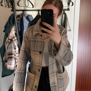 Kappa / jacka - Superfin kortare kappa med knytning i midjan om man vill. Som ny! Hör av dig vid mer bilder eller andra frågor❣️