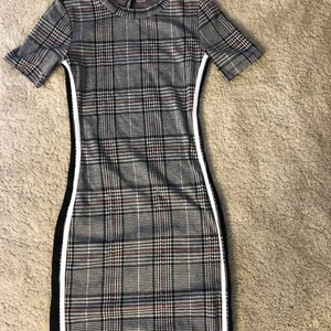 Klänning  - Klänning från H&M. Säljer för 40kr (köpare står för frakt)