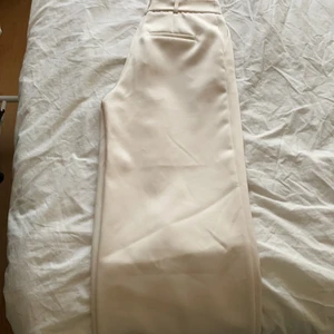 Beige kostymbyxor  - Kostymbyxor från Gina i storleken 32