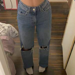 Säljer ett par sjukt snygga jeans ifrån Lager 157. De är inte så använda och i jätte bra skick. De är i bra längd på mig som är ca 160. Storlek XS.