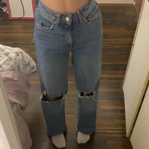 Jeans  - Säljer ett par sjukt snygga jeans ifrån Lager 157. De är inte så använda och i jätte bra skick. De är i bra längd på mig som är ca 160. Storlek XS.