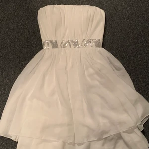 Klänning - Jätte fin klänning till student eller liknande, passar tyvärr inte mig så jag behöver därför göra mig av med den.