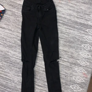 jeans  - tre par jeans som sitter väldigt bra. jag är 166. köp alla för 100 kr o ett för 40 kr