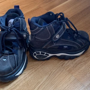 Buffalos - Ett par mörkblåa Buffalos, använda i ett år cirka men fortfarande i bra skick, kan mötas upp i sthlm 🥰