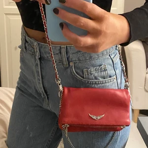Zadig & Voltaire, Nano - Bra skick, använd ett fåtal gånger och köptes för 1999kr. Modellen heter nano och är en lite mindre väska! Färgen är en blandning mellan röd & mörkröd! Buda gärna!