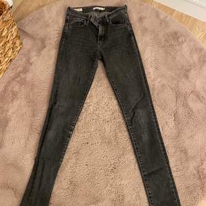 Ett par gråa Levis jeans som inte är använda många gånger. 
