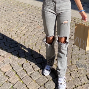 Snygga gråa raka jeans med hål 🧘🏽‍♀️ - Supersnygga gråa jeans  med hål i, jättebra skick använt fåtal ggr 💕 köpare står för frakt 🥰 ( mina bilder ). Köp direkt för 400kr annars budgivning 💞