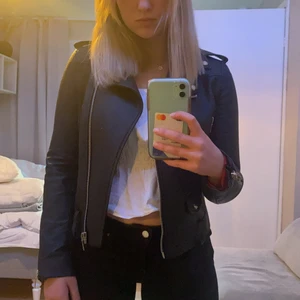 Skinnjacka  - Jättefin skinnjacka med rött innertyg från zara. Storlek S Säljer då den inte kommer till användning längre tyvärr. Väldigt bra skick. Ursprungspris ca 1200kr, buda från 500kr. Köp direkt för 650kr💗